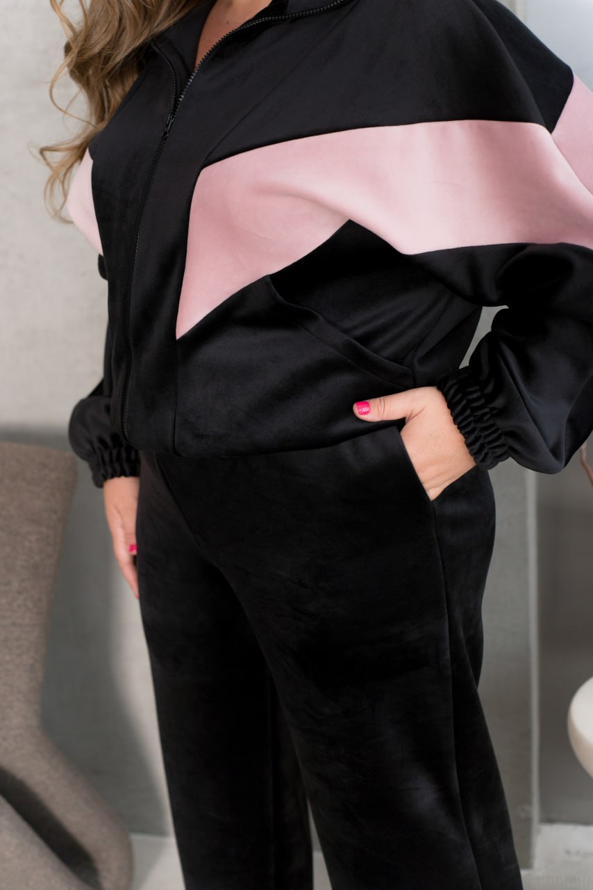Жіночий костюм вільного крою з велюру з двох частин