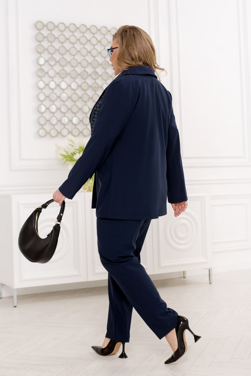 Жіночий класичний офісний костюм з двох частин та поясом