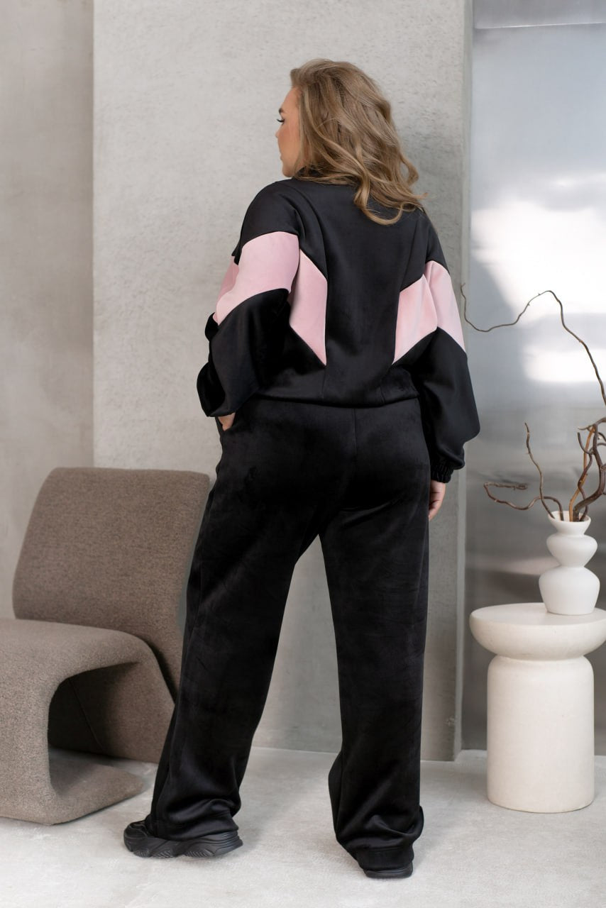 Жіночий костюм вільного крою з велюру з двох частин