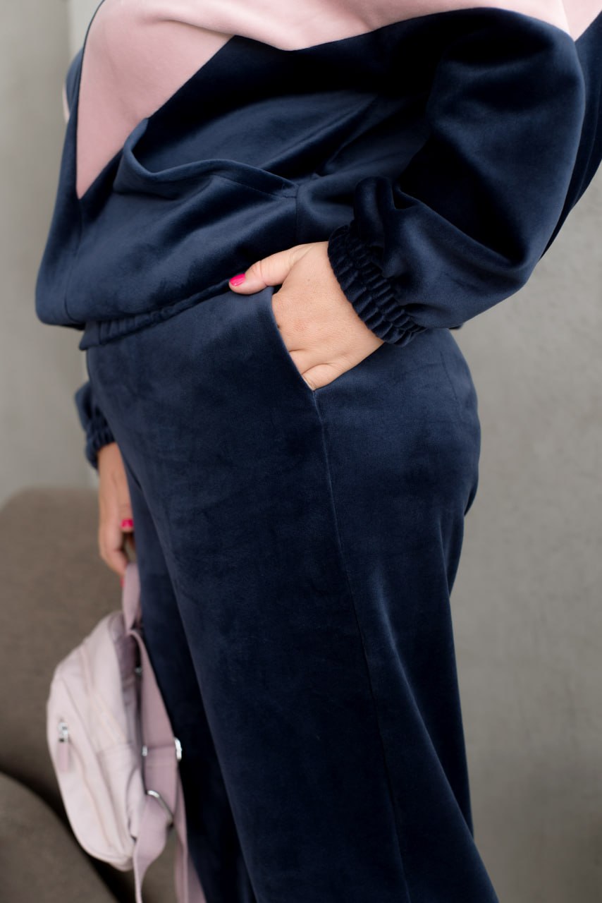 Жіночий костюм вільного крою з велюру з двох частин