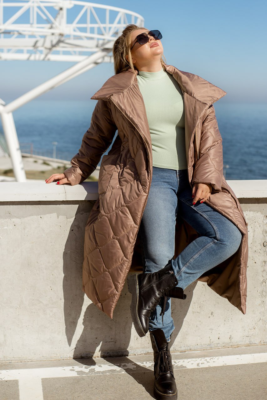 Жіноча довга стьобана куртка з силіконовим утеплювачем