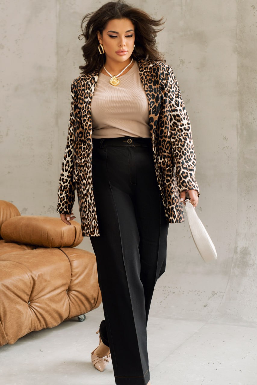 Жіночі джинси вільного крою з декоративною строчкою