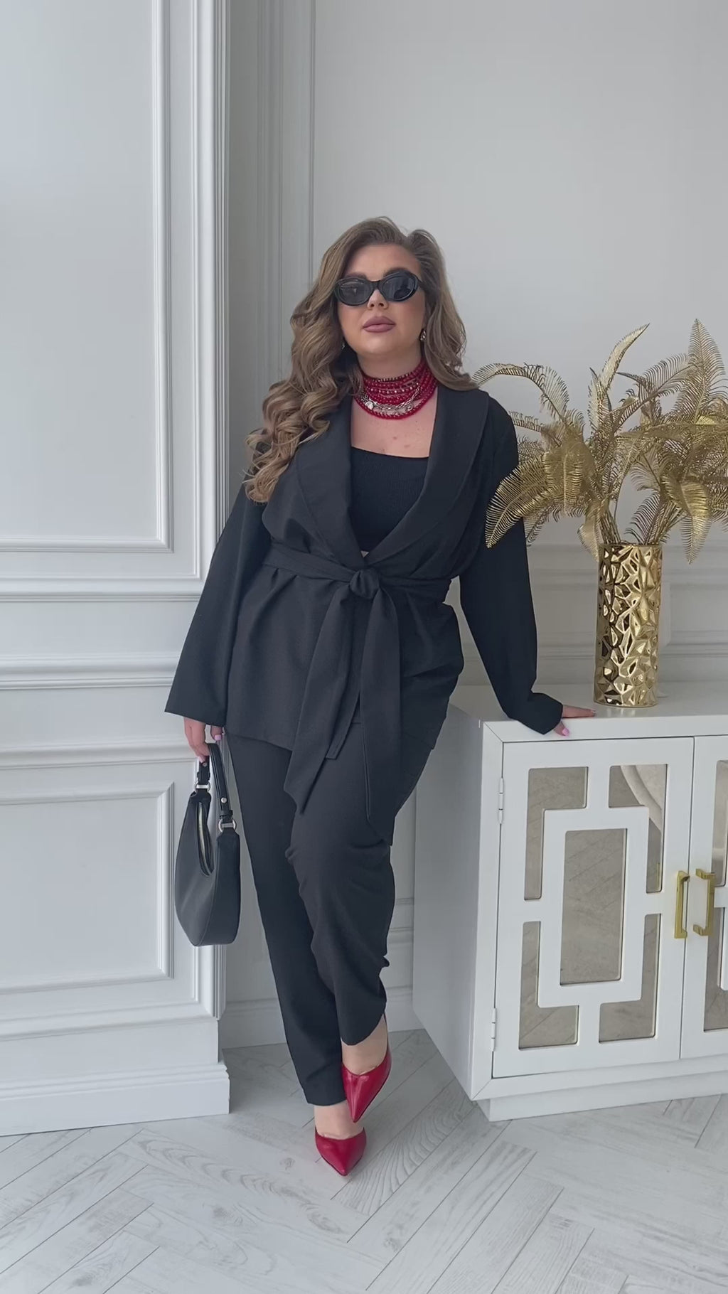 Жіночий класичний офісний костюм з двох частин та поясом